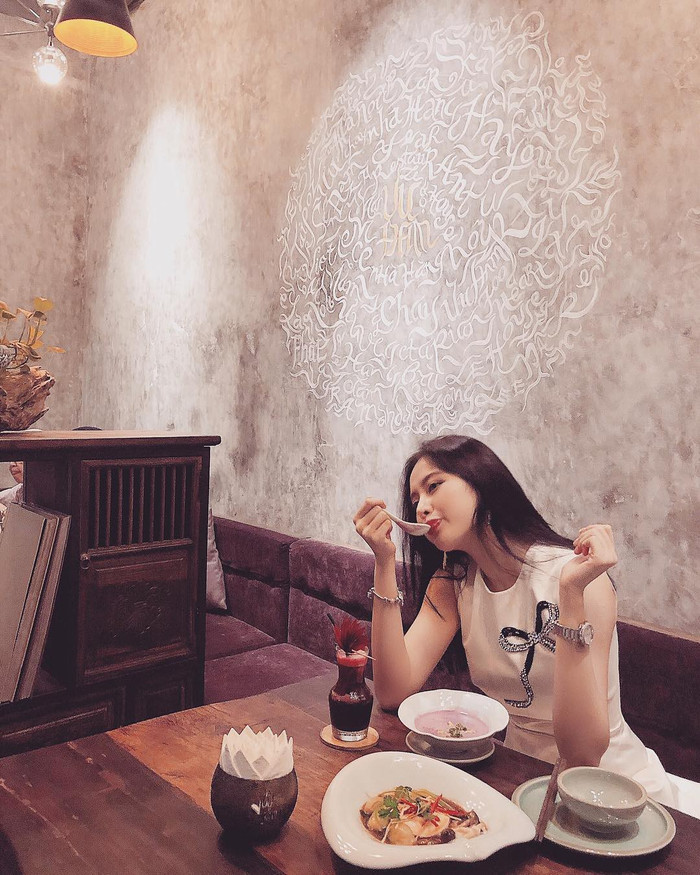 Ai mà không biết, nhìn vào thời gian đó lại lầm tưởng nữ diễn viên là food blogger cũng nên. 