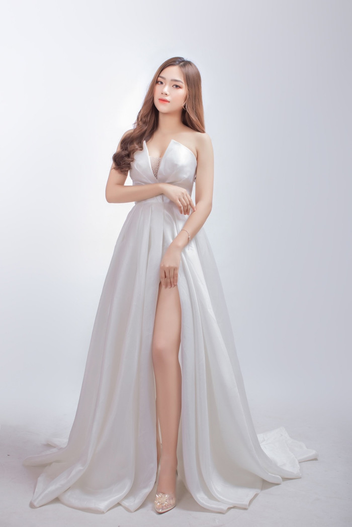 Sắc vóc nữ sinh 2k2, vượt qua chị gái Nam Em ở Hoa hậu Hoàn vũ Việt Nam 2021 Ảnh 9