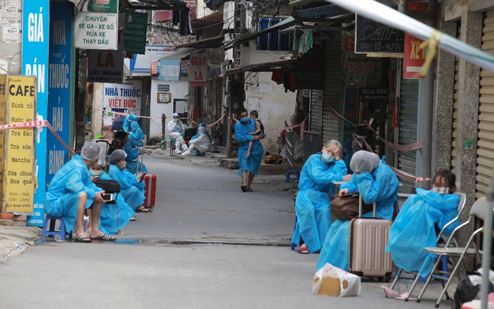 Nhiều F0 'nhí' ở Hà Nội thẫn thờ theo chân cha mẹ lên xe cứu thương đi điều trị Ảnh 2