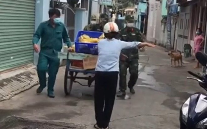 Thoáng thấy bộ đội mang thực phẩm đến, người dân trong xóm mừng rỡ hò reo: 'Bà con ơi bộ đội về nè' Ảnh 2