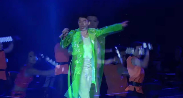 Nathan Lee trong kiểu áo choàng măng tô na ná Dua Lipa 