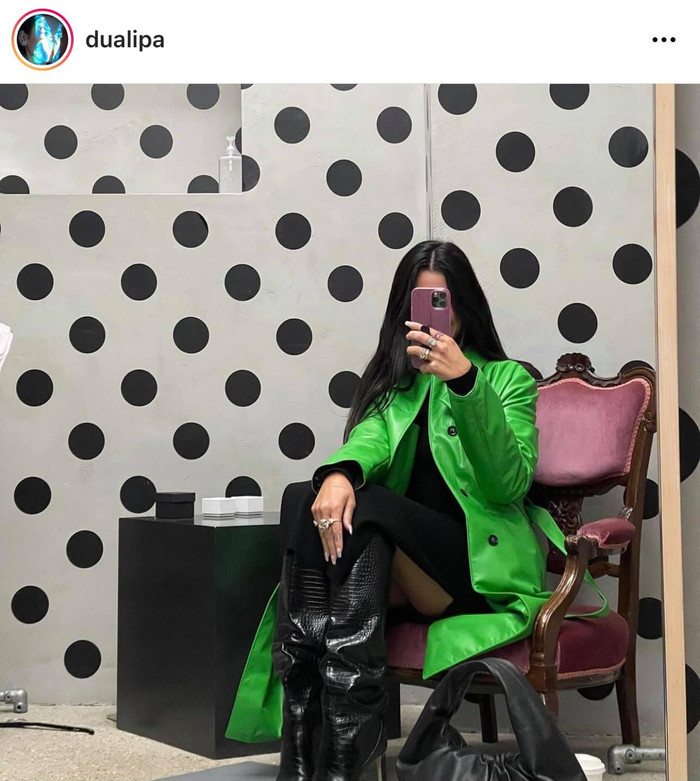 Set đồ xịn sò sành điệu của Dua Lipa trong kiểu áo choàng măng tô đắt đỏ được cô nàng selfie trước gương vừa qua