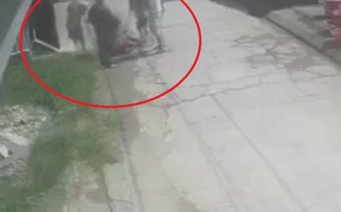 Người đàn ông bị bắt giữ rồi đánh đến tử vong, thái độ dửng dưng của người đi đường gây tranh cãi Ảnh 2