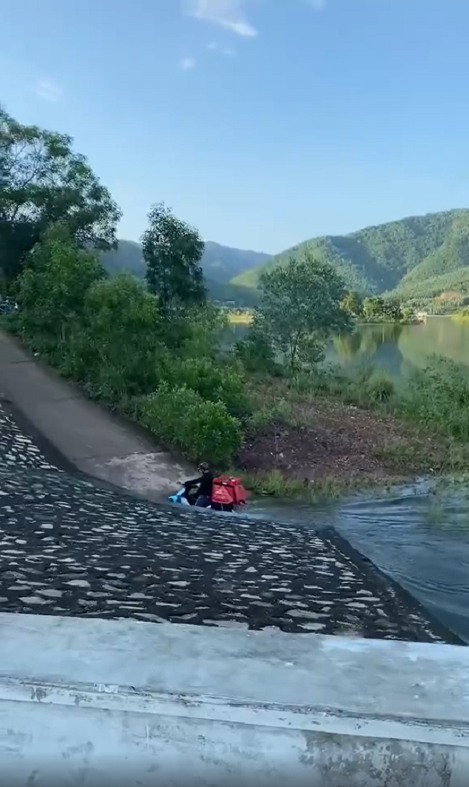 Cuối cùng, shipper cũng đã hoàn thành chặng đường sông thành công