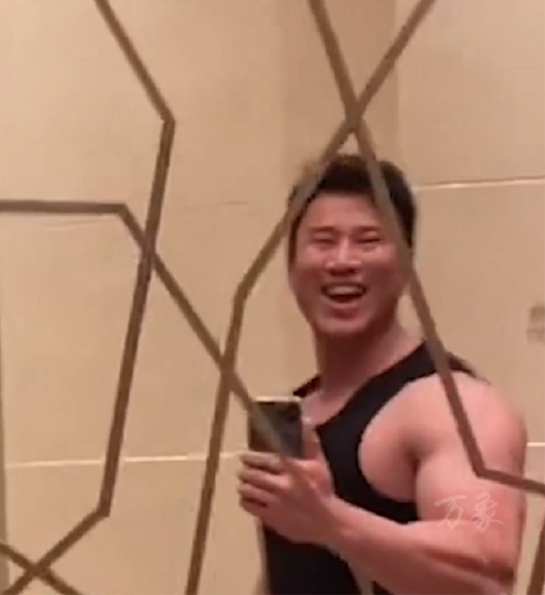 Anh chồng 'cười như được mùa'. 