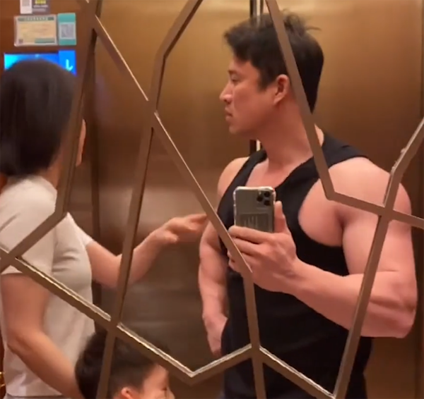 Sau nụ hôn bất ngờ của vợ, anh chồng vẫn đang sững sờ như chưa kịp hiểu chuyện gì vừa xảy ra.