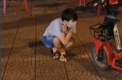 Cậu bé bị phạt bằng hình thức thụt dầu vì ra đường không có lý do chính đáng