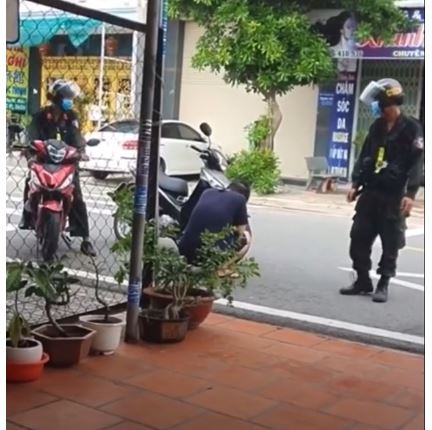 Nam thanh niên phải tự xịt 2 bánh xe của mình vì lỗi ra đường không có lý do chính đáng 