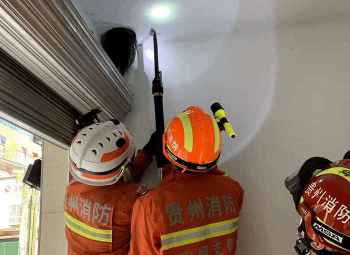 Đội cứu hộ đang giải cứu bé gái. 