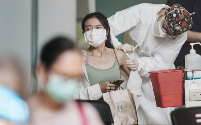 Được ưu ái tiêm loại vaccine hiếm, cô gái bị dân mạng 'ném đá' khi biết lý do Ảnh 2