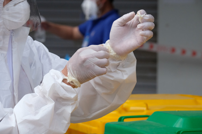 Bên trong điểm 'nóng nhất' về dịch Covid-19 của Hà Nội tại phường Thanh Xuân Trung Ảnh 6