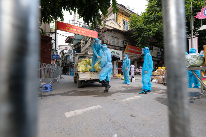Bên trong điểm 'nóng nhất' về dịch Covid-19 của Hà Nội tại phường Thanh Xuân Trung Ảnh 11