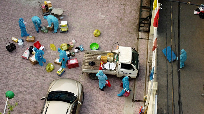 Việc vận chuyển nhu yếu phẩm và xét nghiệm được thực hiện ở nhiều điểm để tránh tụ tập đông người.