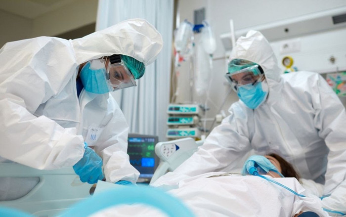 Bệnh nhân Covid-19 thành 'thi thể biết nói': Tỉnh táo nhưng không thể sống nếu thiếu máy thở Ảnh 2