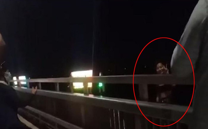 Clip: Cô gái gieo mình xuống sông Hồng, ám ảnh nhất là hành động tạo dáng dễ thương và cái kết bất ngờ Ảnh 2