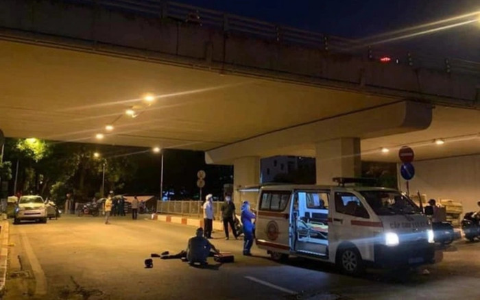 Đang đứng trên thành cầu hút thuốc, người đàn ông bất ngờ chóng mặt ngã xuống dưới gãy tay chân Ảnh 2