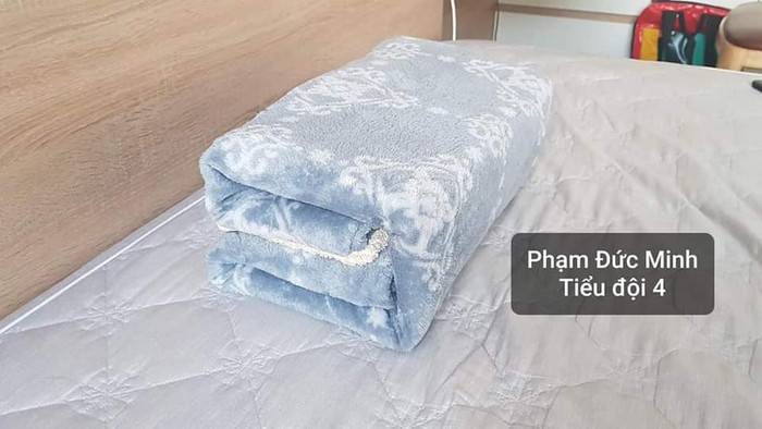 Có lẽ, với rất nhiều bạn sinh viên, đây là lần đầu tiên các bạn biết đến kỹ năng xếp chăn màn chuẩn quân đội, cực đẹp mắt và gọn gàng đến vậy