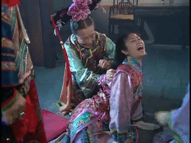 Hóa ra hành động này là nhằm tái hiện lại một phân đoạn trong Hoàn Châu Cách Cách