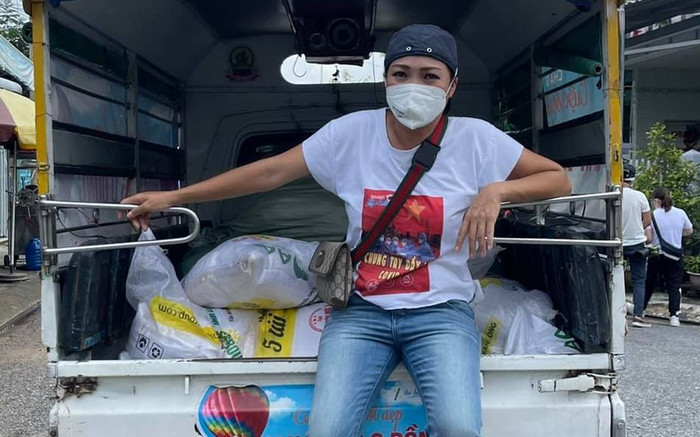 Ca sĩ Phương Thanh mang dép lê, mặc quần lửng đi phát lương thực cho bà con: Giản dị mà ấm áp Ảnh 2