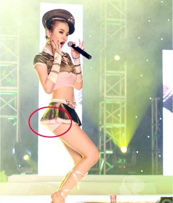 Thời gian debut làm ca sĩ, người đẹp cũng nhiều lần bị 'tuýt còi' vì váy quá ngắn, nhiều bận lộ cả nội y. 