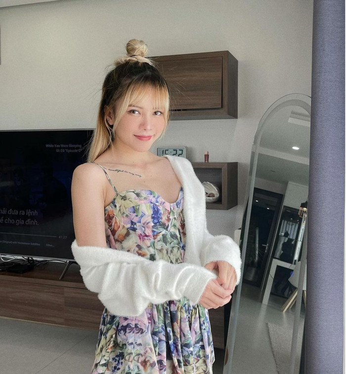 Gương mặt ít son phấn cùng kiểu tóc búi na tra tô điểm thêm cho nhan sắc của cô nàng 