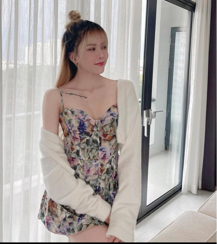 Nữ ca sĩ sinh năm 1994 chọn váy hoa hai dây mix cùng áo cardigan trắng nền nã
