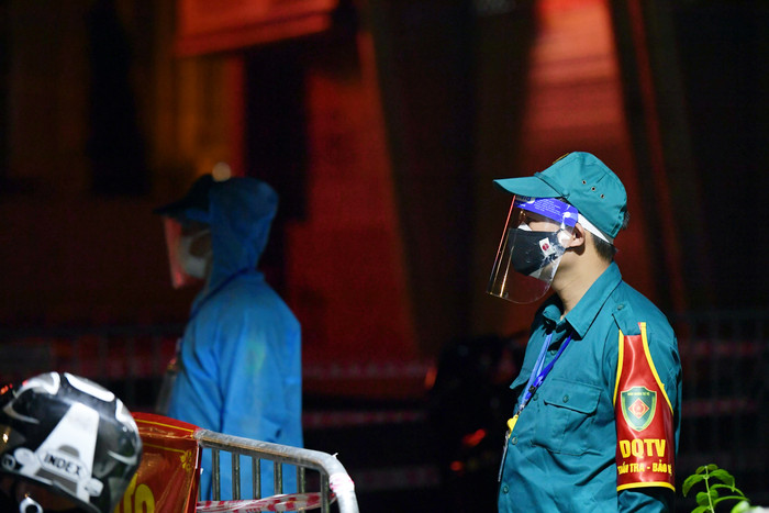 Lực lượng an ninh kiểm soát nghiêm ngặt để phòng chống dịch bệnh Covid-19.