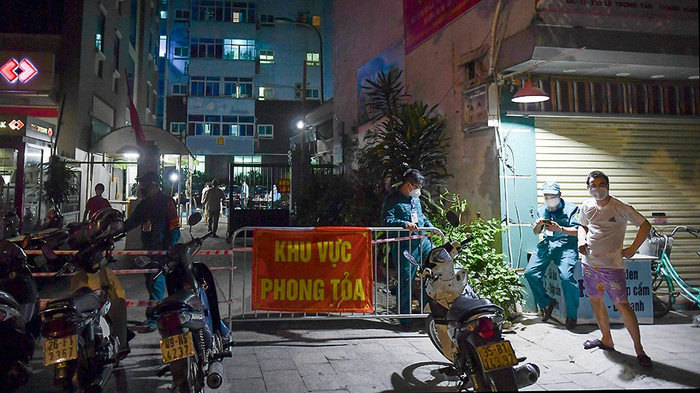 Lực lượng chức năng xuyên đêm xét nghiệm cho người dân.