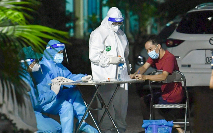 Hà Nội: Xuyên đêm xét nghiệm cho cư dân phố Lê Trọng Tấn do liên quan ca Covid-19 Ảnh 2