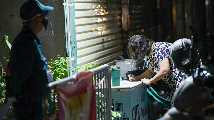 Hà Nội: Xuyên đêm xét nghiệm cho cư dân phố Lê Trọng Tấn do liên quan ca Covid-19 Ảnh 4