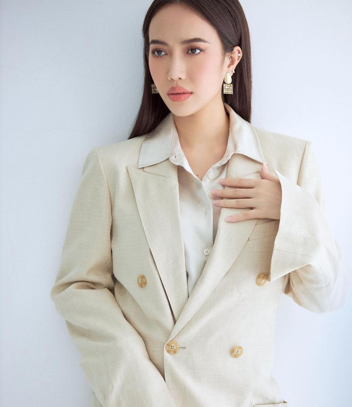 Hình ảnh trong instagram cá nhân của cô không còn những bộ trang phục hở  như xưa mà toàn là blazer oversized