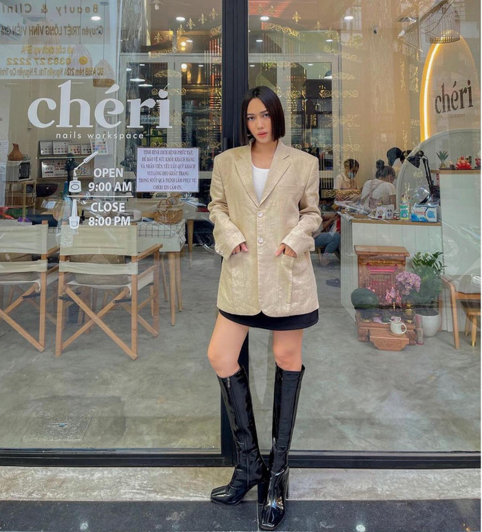 Blazer oversized rộng thùng thình mà Diệu Nhi chọn mặc giúp cô che được bụng bầu đỉnh cao trong thời gian mang thai mà không ai biết được