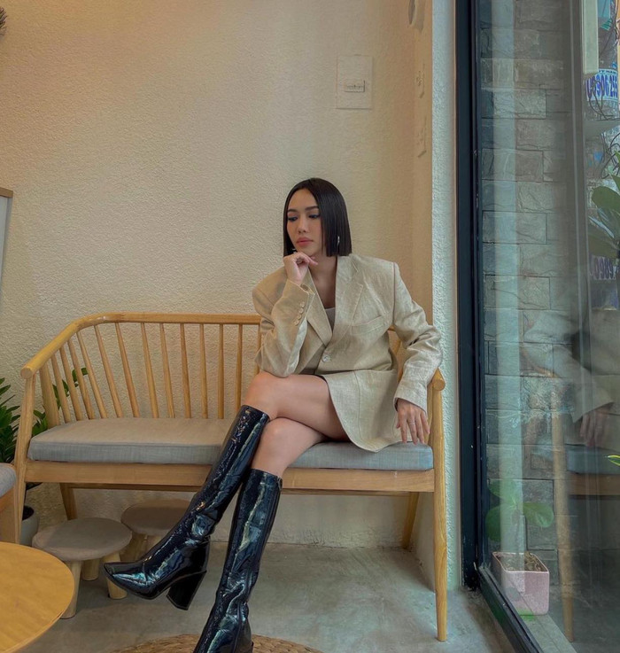 Nữ diễn viên còn mix cùng boots cao hầm hố để giúp body trông thon gọn hơn 