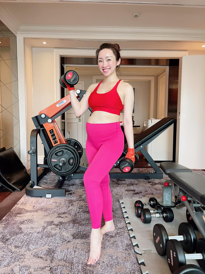 Vợ Chi Bảo lần đầu khoe ảnh 'bầu bí', dân tình xuýt xoa: Chuẩn bà bầu đẹp trẻ khỏe! Ảnh 3