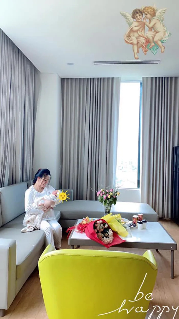 Hình ảnh được Vy Oanh chia sẻ sau khi 'vượt cạn' thành công.