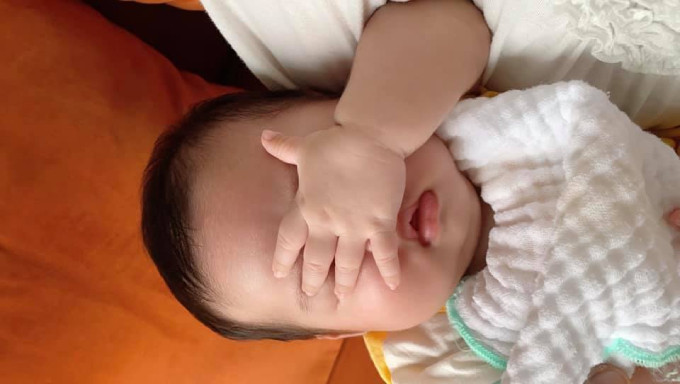 Vy Oanh lần đầu khoe cận mặt con thứ 3 sau thời gian giấu kín, vẻ bụ bẫm khiến dân tình hết mực 'thả tim' Ảnh 4