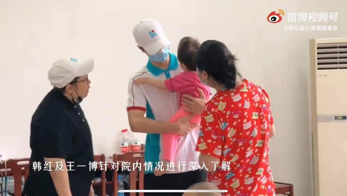 Loạt khoảnh khắc chứng minh Vương Nhất Bác không chỉ thích con trai mà còn rất cưng chiều bé gái Ảnh 12