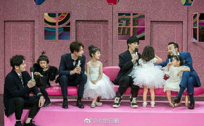 Vương Nhất Bác cũng quan tâm đến các bé gái khác trong chương trình.