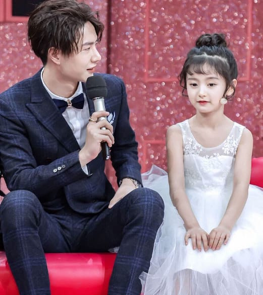 Vương Nhất Bác từng đối xử rất ân cần với bé Gia Hân.