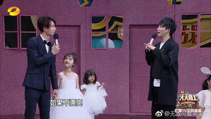 Loạt khoảnh khắc chứng minh Vương Nhất Bác không chỉ thích con trai mà còn rất cưng chiều bé gái Ảnh 8