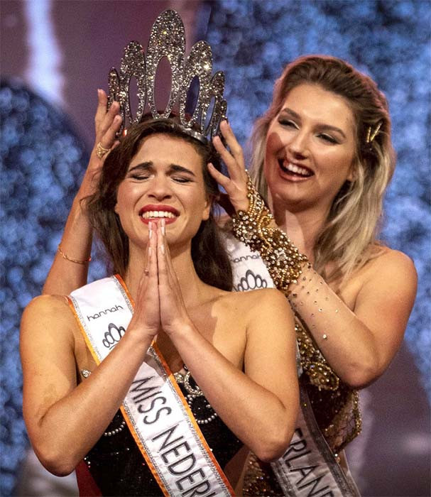 Khoảnh khắc Julia Sinning&nbsp;được trao Vương miện bởi Miss Nederland 2020 – Denise Speelman.
