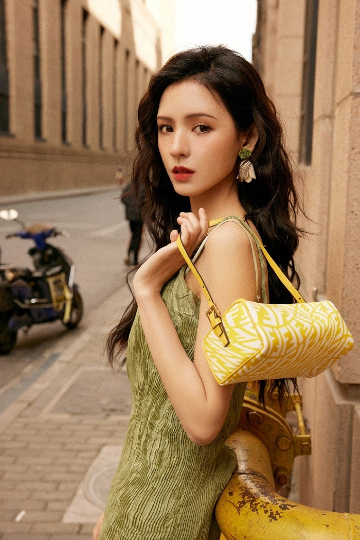 Năm 2019 Trương Dư Hi tuyên bố chia tay bạn trai sau 3 năm hẹn hò, từ đó cô tập trung thời gian cho công việc