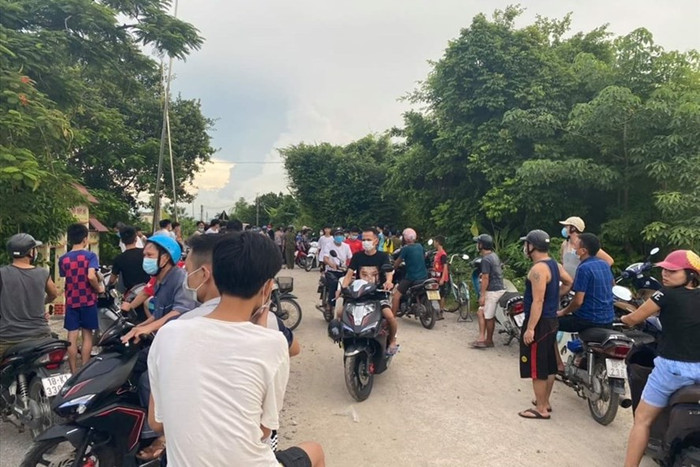 Nhiều người dân tập trung tại hiện trường vụ việc. Ảnh: Báo Lao Động