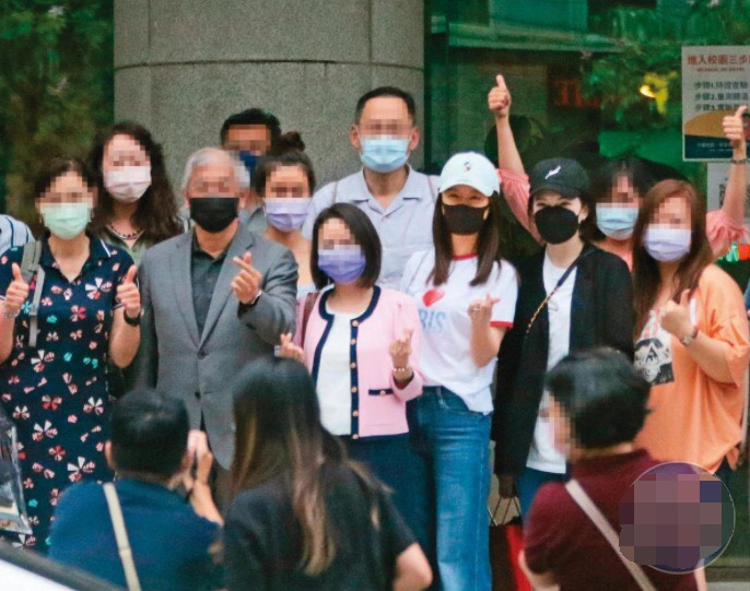 Lâm Tâm Như chụp ảnh cùng các bạn bè và thầy cô ở Đại học Thế Tân.