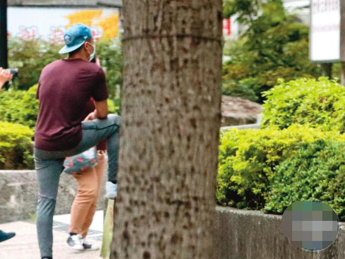 Hoắc Kiến Hoa đứng nép ở một góc.