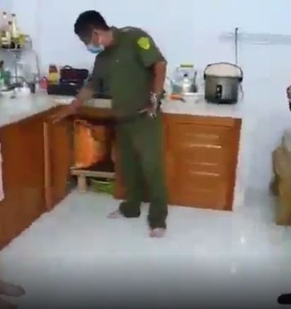 Bao gạo lớn để trong hộc tủ bếp