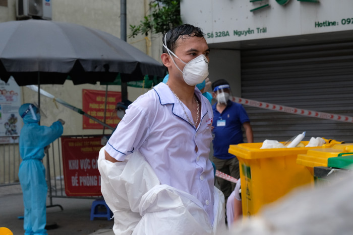 Lực lượng tuyến đầu chống dịch vô cùng vất vả trong những ngày này. Những chiếc áo ướt đẫm mồ hôi sau khi lấy mẫu cho người dân.