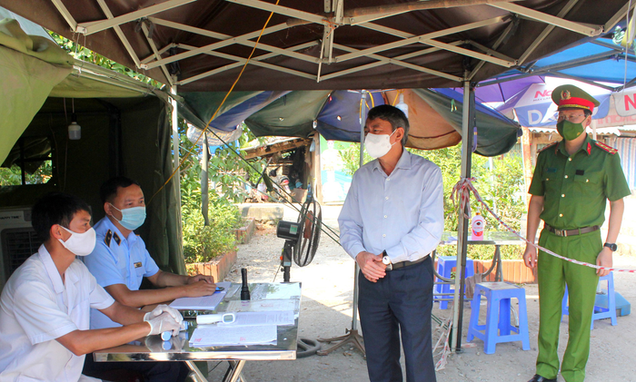 Chủ tịch UBND tỉnh Cao Bằng kiểm tra công tác phòng, chống dịch COVID-19 tại chốt kiểm soát liên ngành trên QL3. Ảnh: Báo Lao Động