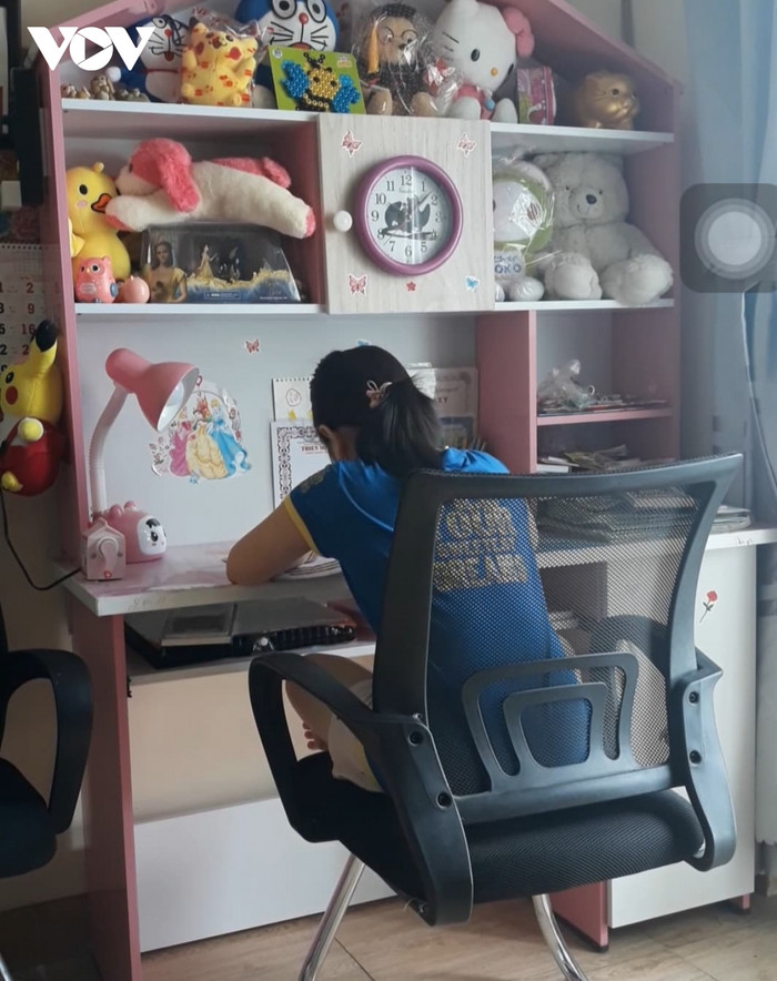 Một học sinh lớp 1 tại TP.HCM làm quen với học trực tuyến.