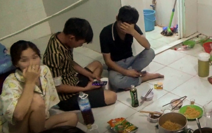 7 thanh niên ở Bình Phước lén tụ tập ăn nhậu trong phòng trọ bị đề nghị xử phạt 105 triệu đồng Ảnh 2